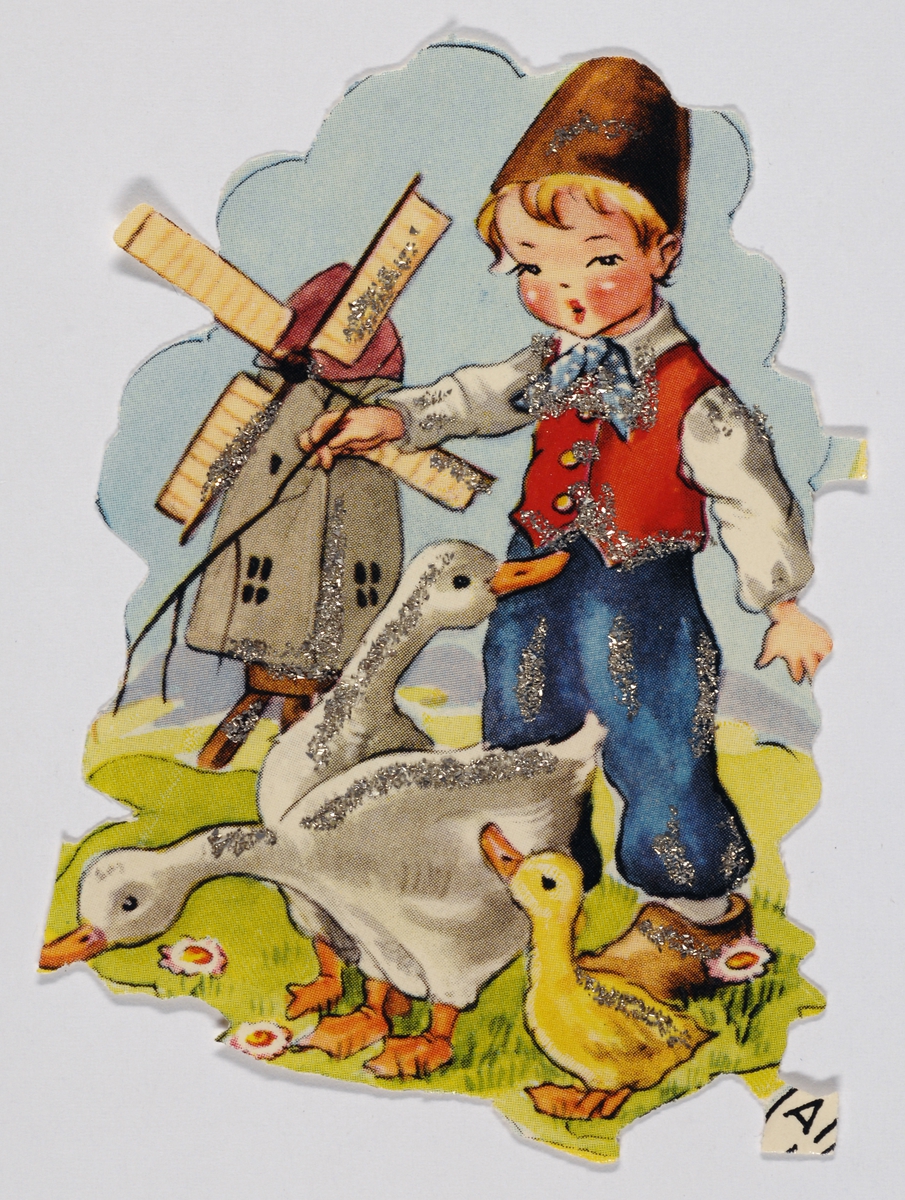 Bilde av en gutt som gjeter to gjess og en gåsunge. I bakgrunnen ser vi en vindmølle. Guttens bekledning er hatt, skjorte, tørkle, vest, bukse og tresko.