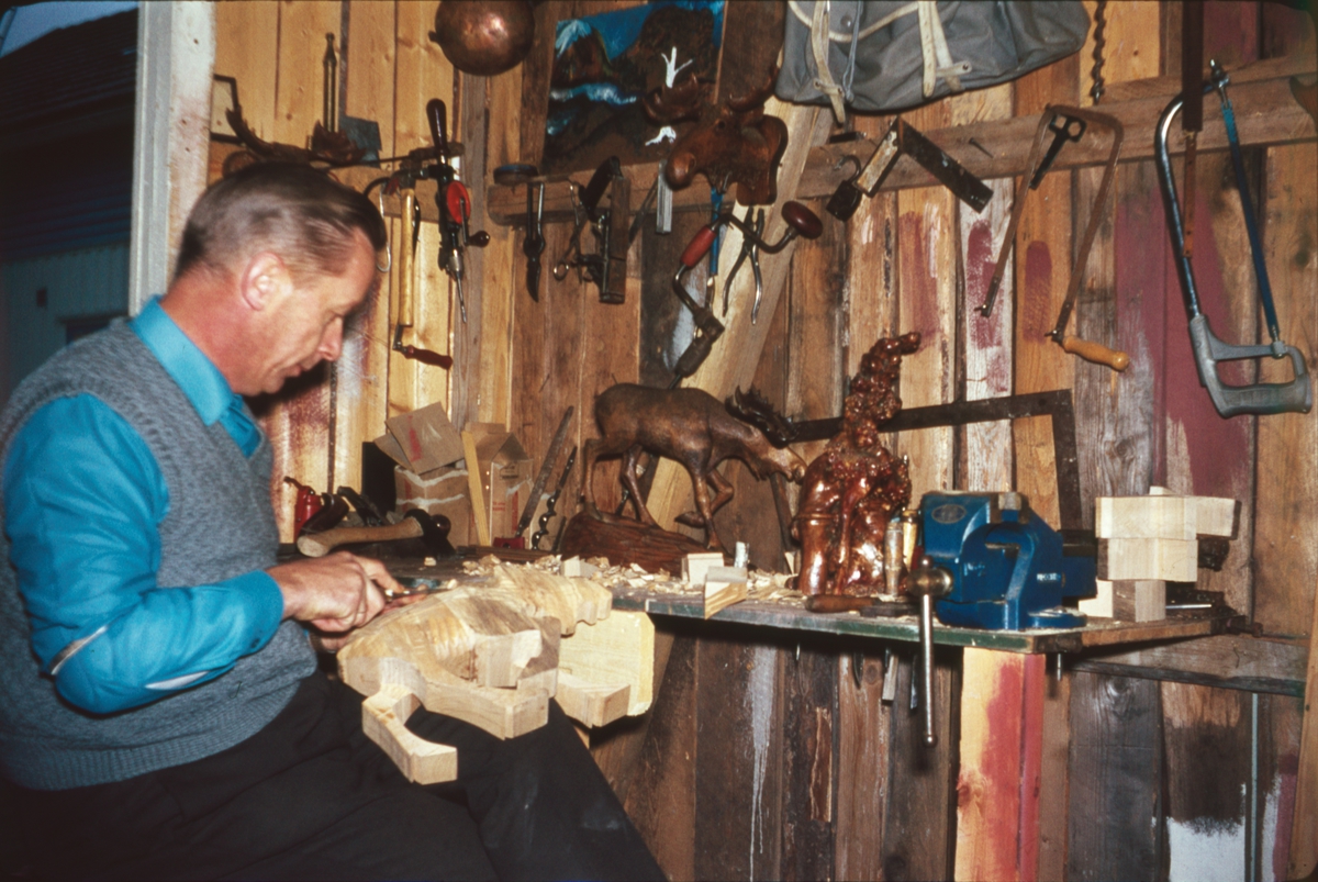 Vidar Sandbeck arbeider med treskulptur i sitt verksted