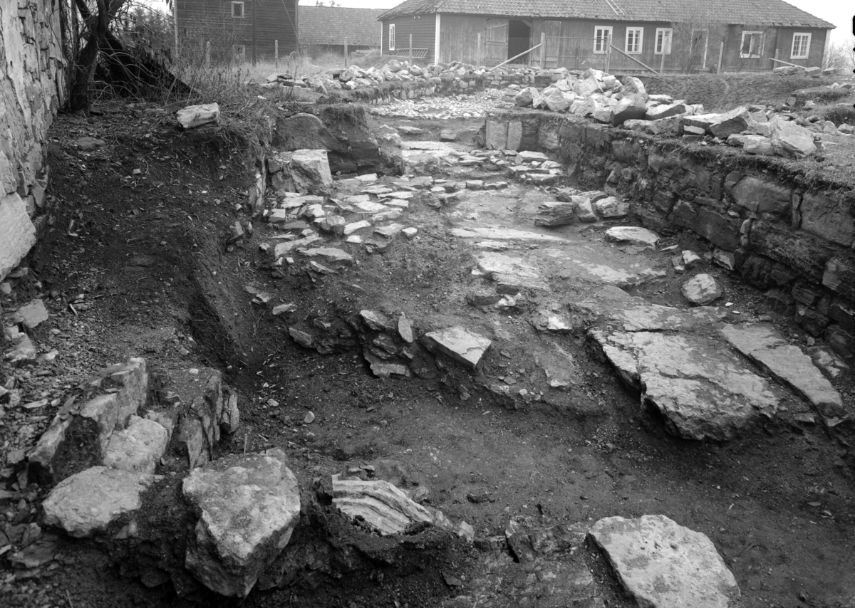Arkeologiske undersøkelser i Hamar bispegård, Domkirkeodden, Hamar 1949. Kn, ruiner nord for tårnruinen K.