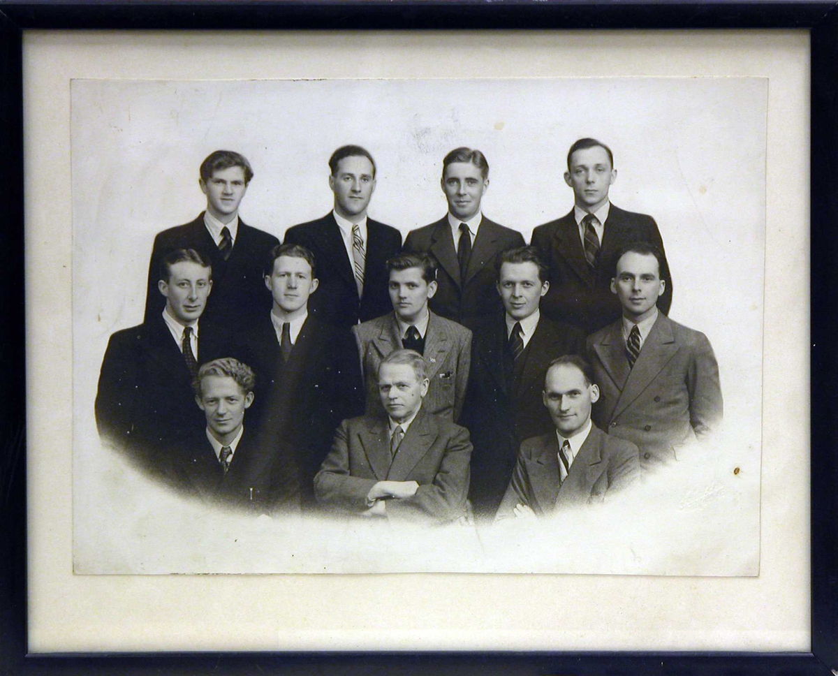 Gruppebilde av 12 menn i dress.
Skipsførerklasse med lærer(e) 1945.