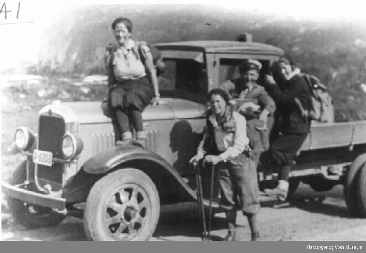 Gruppe, mann, kvinner, lastebil, GMC årsmodell 1930-33