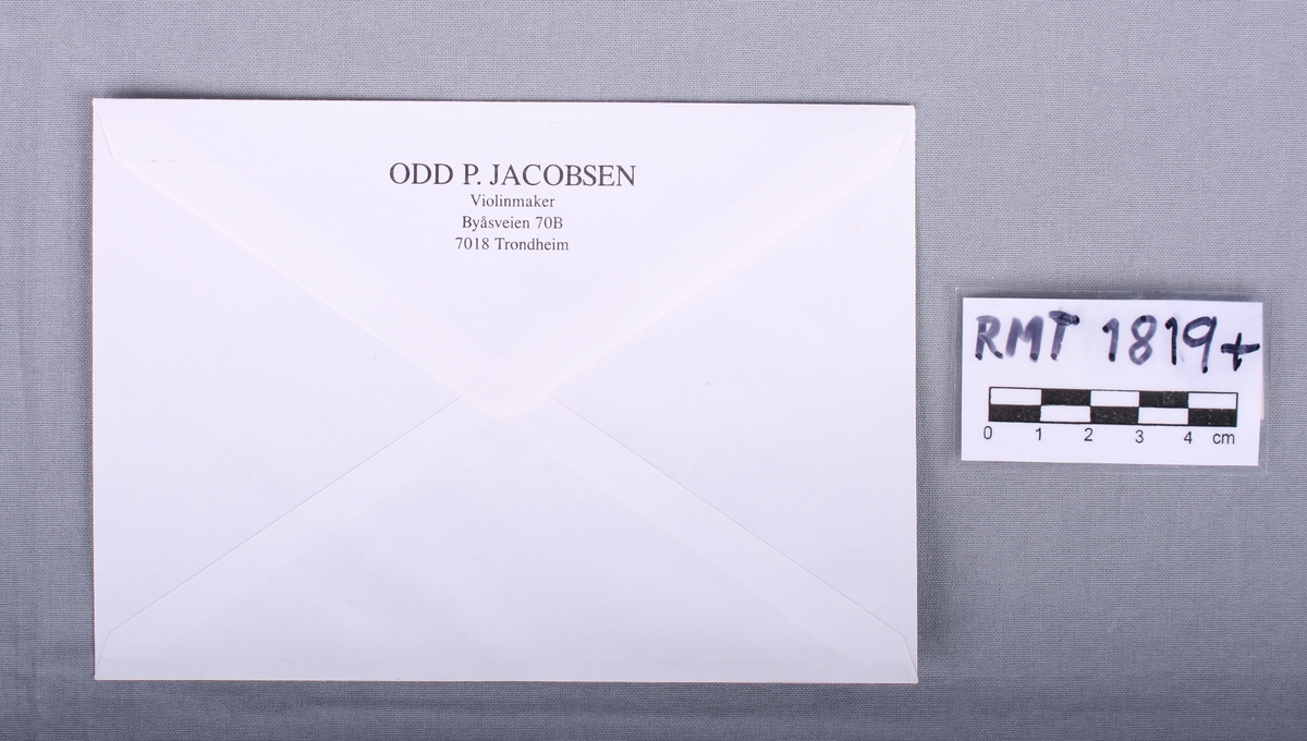 Bunke med konvolutter med påtrykket navn og adresse til Odd P. Jacobsen.