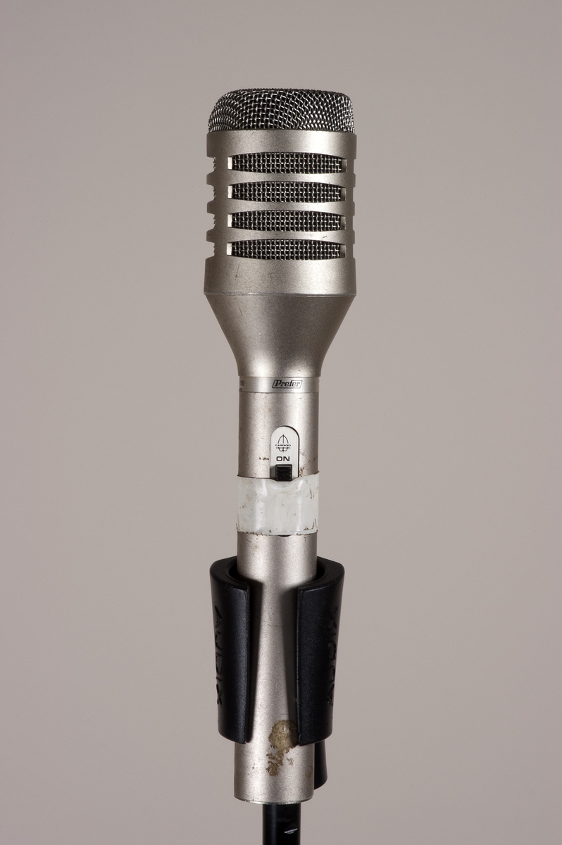 Dynamisk mikrofon i metallkapsel med XLR-kobling og av-/påbryter.