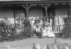 Familien Jordan utenfor Jarlheim. Lade Allé i Trondheim