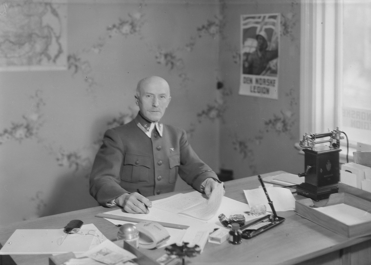 Oberstløytnant O. Five i Den norske legion på kontoret til Legionærstaben