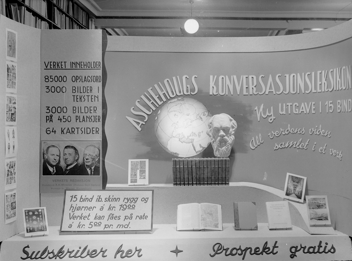 Aschehougs konversasjonsleksikon utstilt hos J. Horgs bokhandel