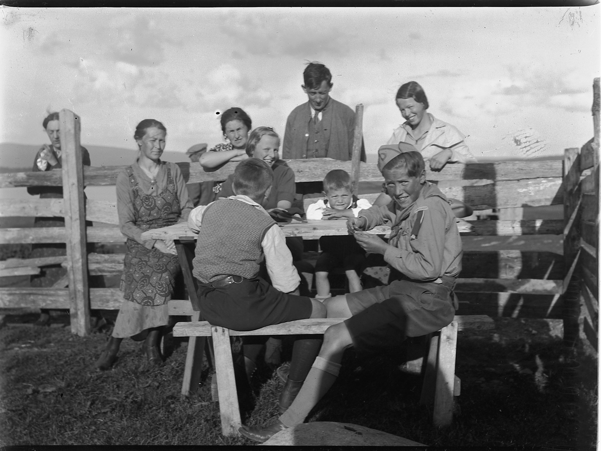 Ringsaker, Ringsakfjellet, Aksjøen seter, Sveinhaug gård sin seter, gruppe 9 ved et bord,