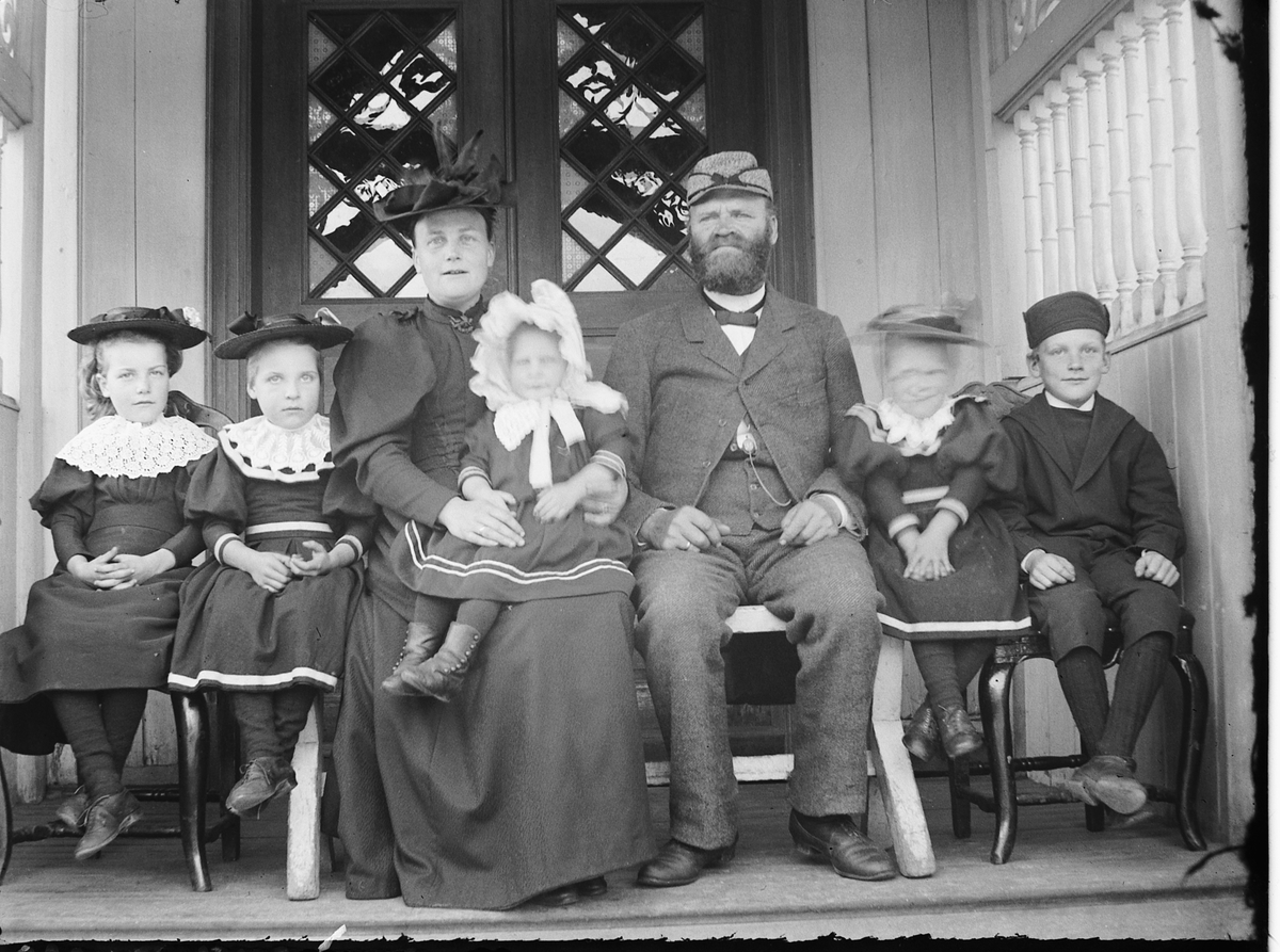 Ringsaker, Veldre, Simenstad gård, familigruppe 7, fra venstre: Grethe Simenstad (1888-), Dorthea Simenstad (1890-), Julie Simenstad (1894-), foreldre Dina Simenstad født Solberg (1861-), Ansten Haakensen Siminstad (1852-), Kristine Simenstad (1891-) og Haaken Simenstad (1887-)