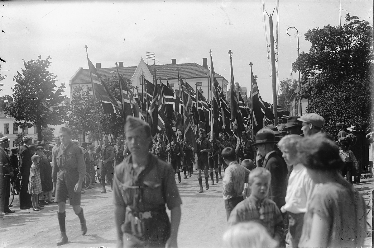 SPEIDERTOG I TORGGATA, HAMAR, SPEIDERE MARSJERER, LANDSLEIR PÅ STORHAMAR 1924, NORSKE FLAGG. 
