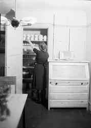 Fru Bach i kjøkkenet fotografert for Alle Kvinner