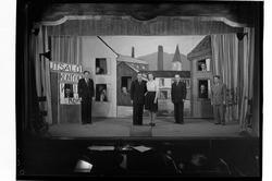 Fra revyen "Vi stemmer op" i Hjorten