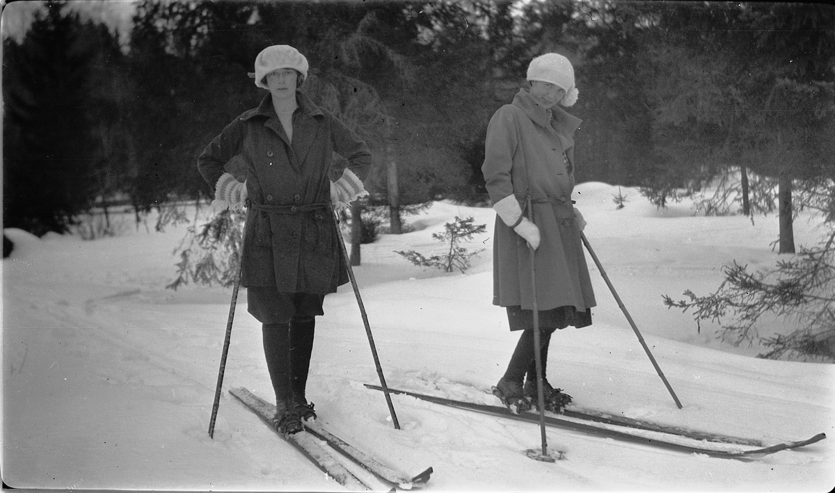 To kvinner på ski. 