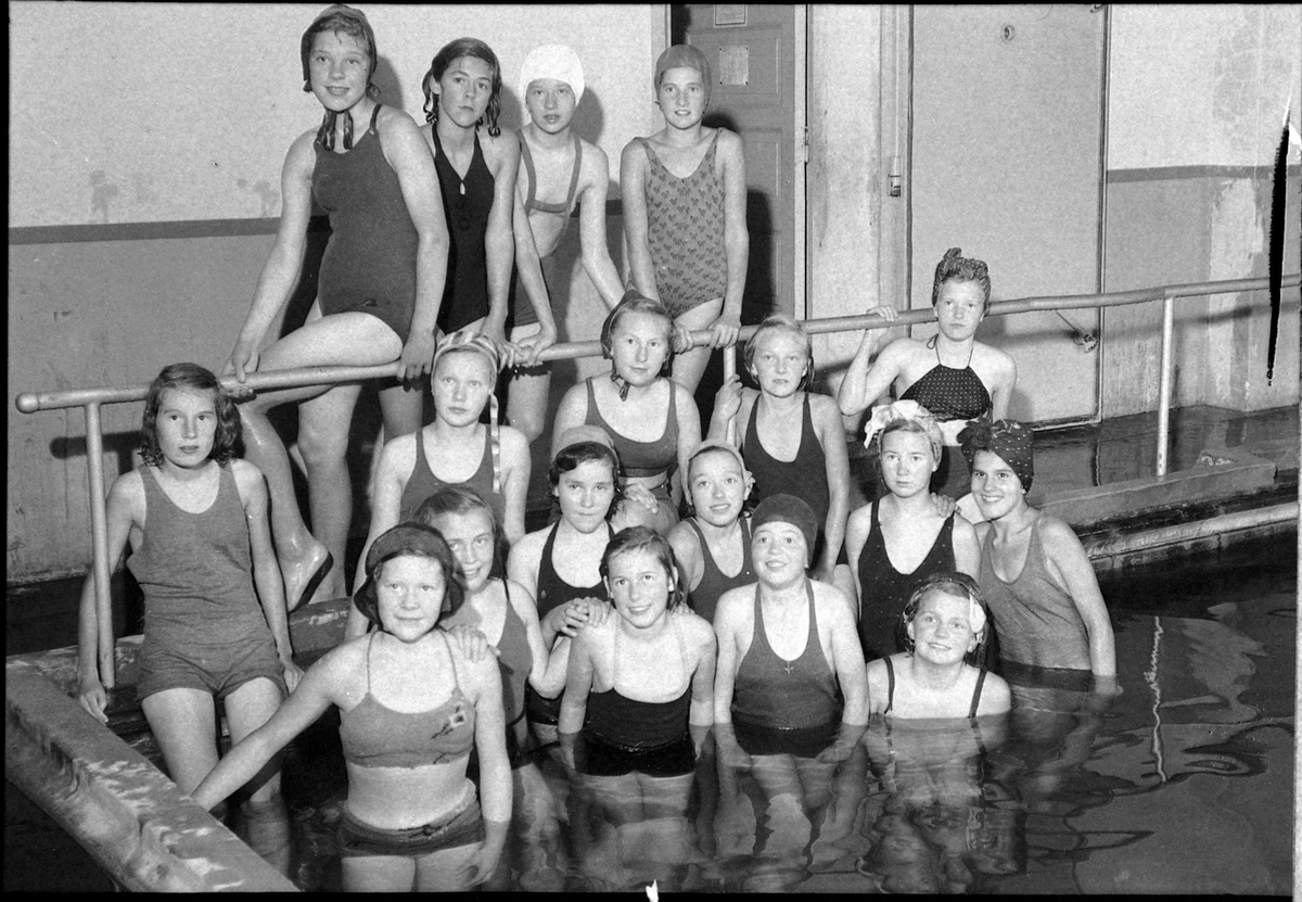 Jenter i  svømmehallen på Singsaker skole