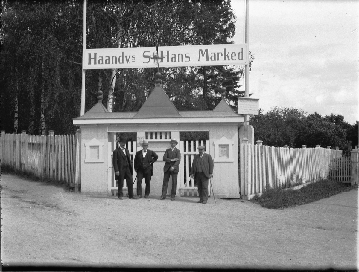 Haandv. St Hans Marked. Ukjente menn ved porten. 