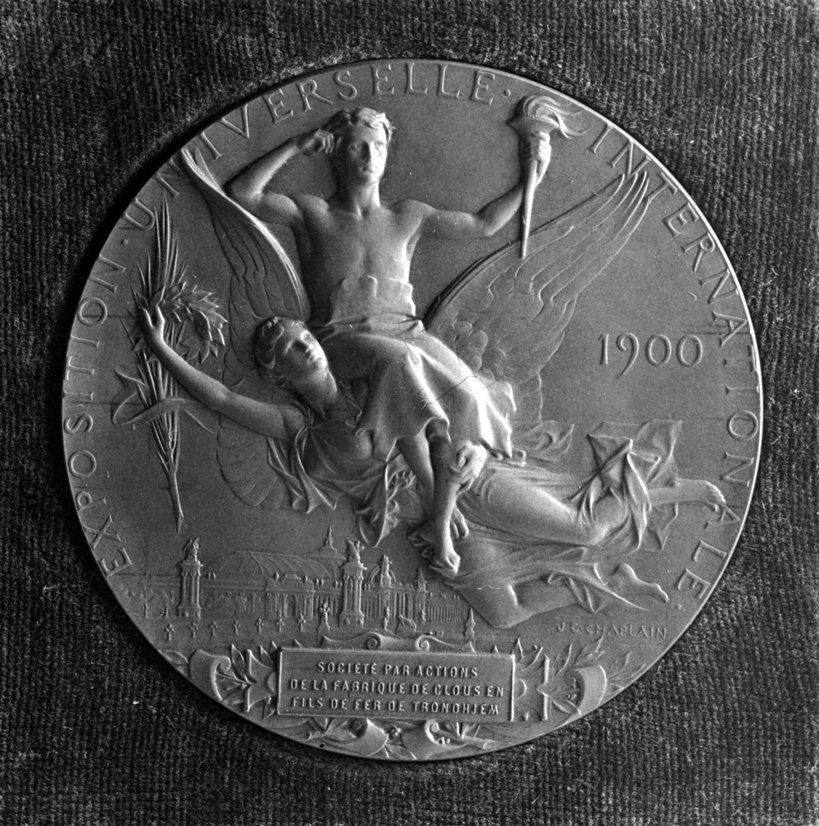 Medalje fotografert for Trondhjems Nagle- & Spigerfabrik