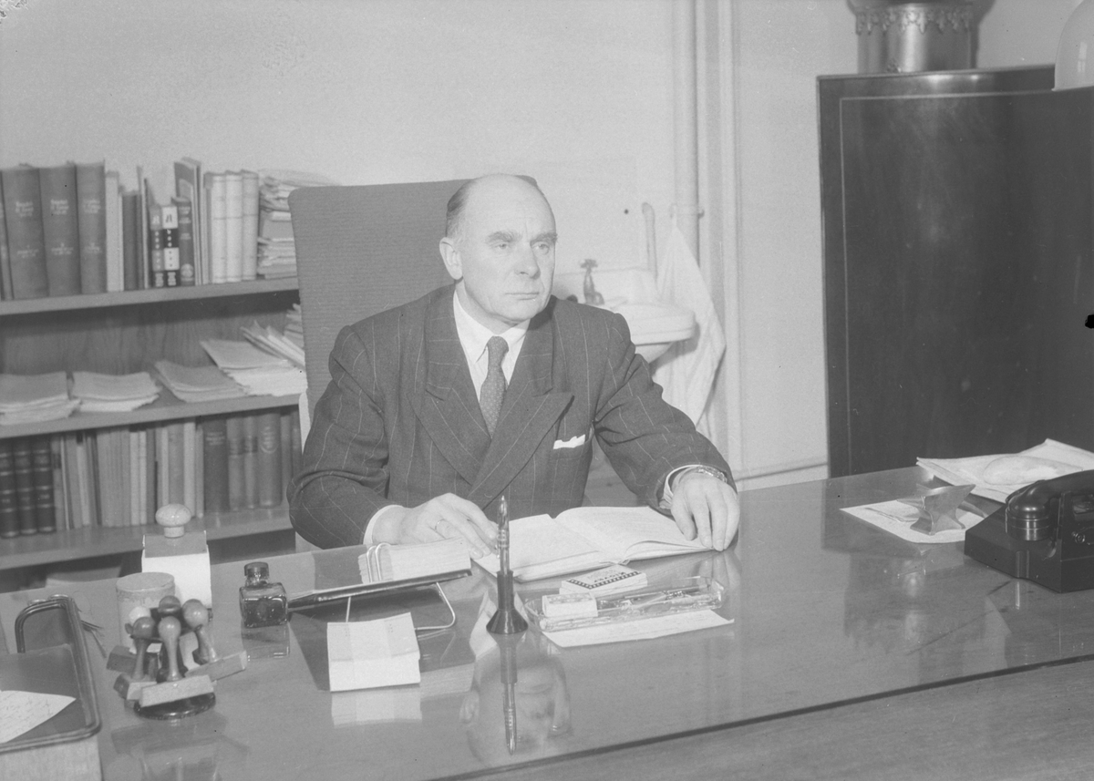 Politimester Erling Østerberg ved skrivebordet
