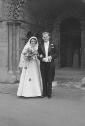 Brudeparet Flinder utenfor Nidarosdomen