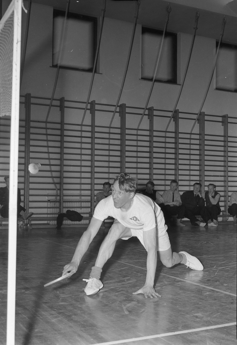 Kretsmesterskap i badminton i gymnastikksalen på brannstasjonen. Leif Fjeldsæter i aksjon