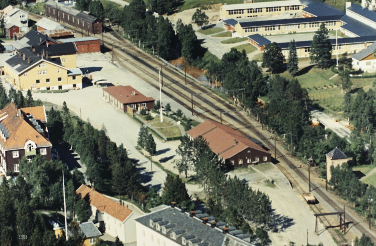 Løkken sentrum, med Orkla Hotell, hovedkontoret, Løkken stasjon og kooperativet. Realskolen oppe til høyre.