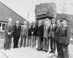 Krigsveteraner og ordfører samlet ved minnesmerke på Løkken 