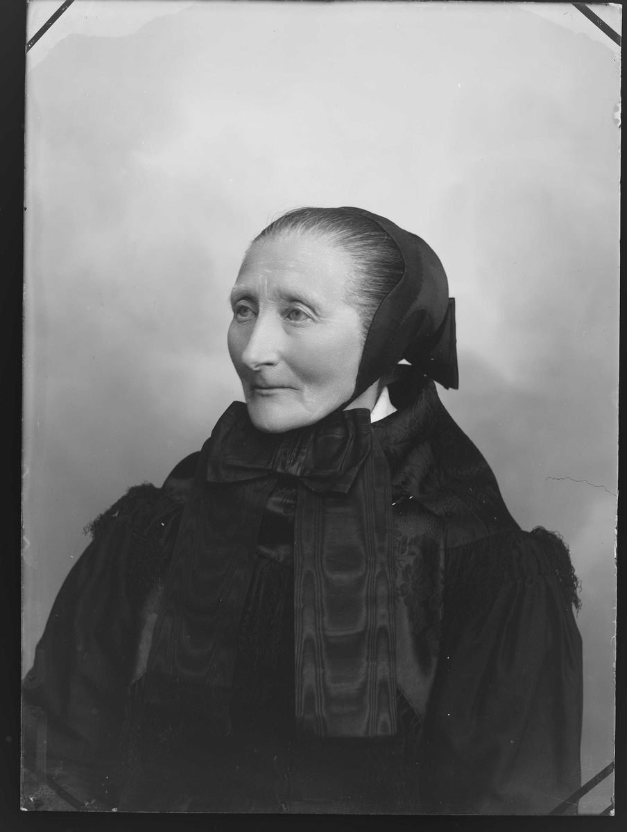 Portrett av eldre kvinne i tradisjonelle klær fra rørosdistriktet