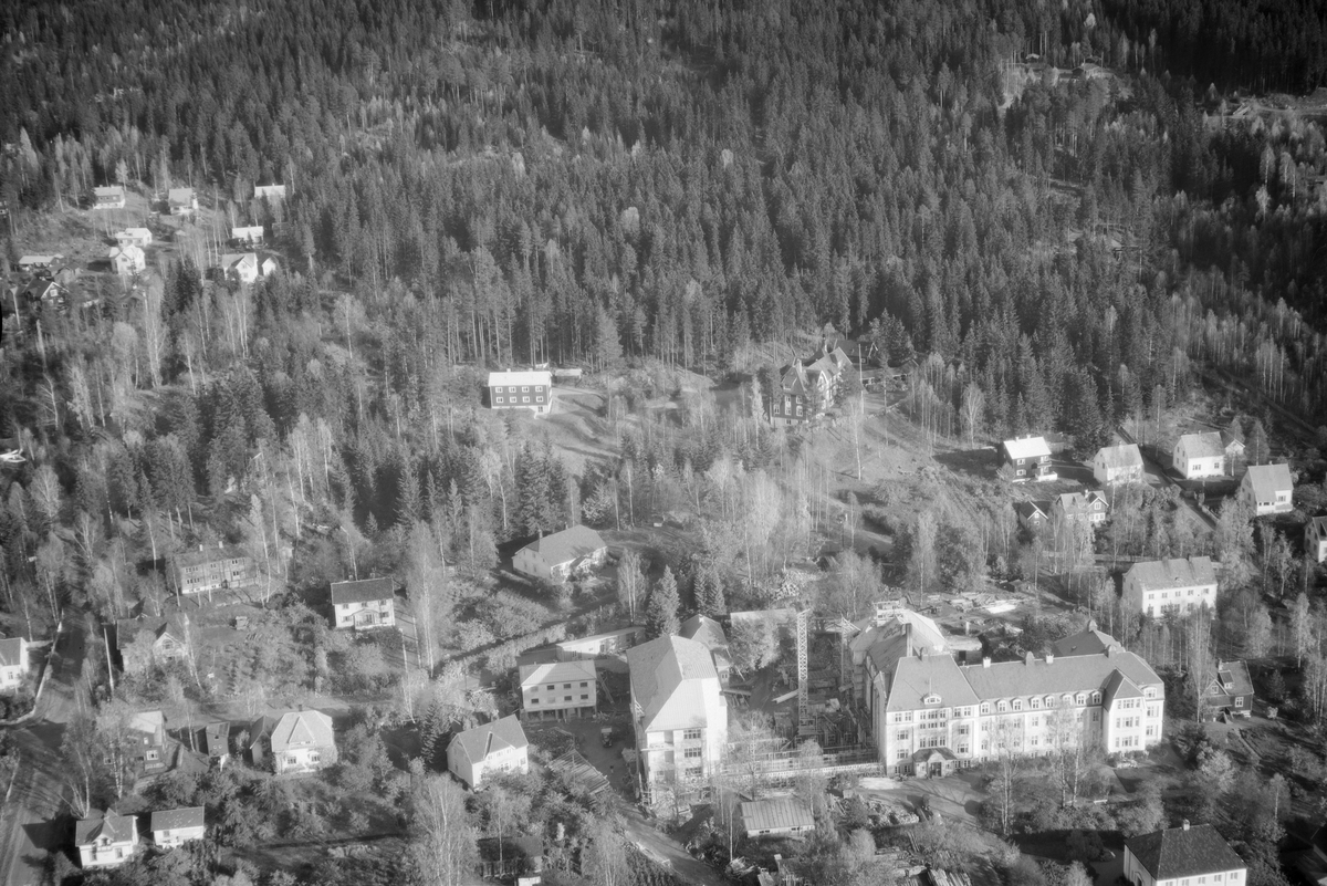 Flyfoto, Lillehammer, Fylkessykehuset, fasaden, i forgrunnen, sett mot Maihaugen.