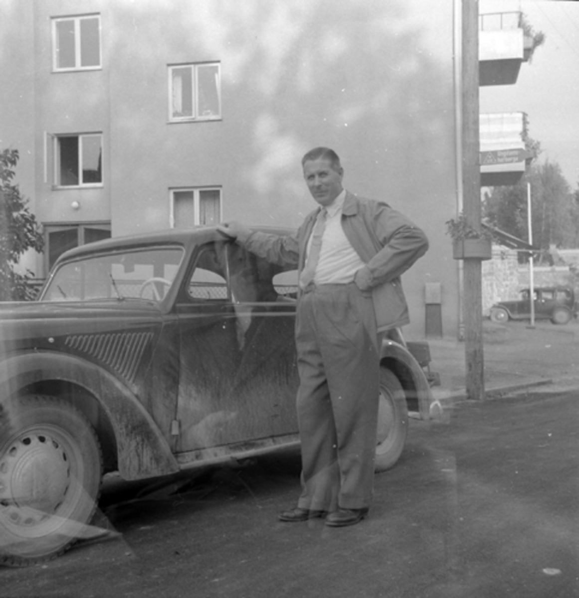 Opel Kadett eller Olympia 1936-37. Mann, ukjent.