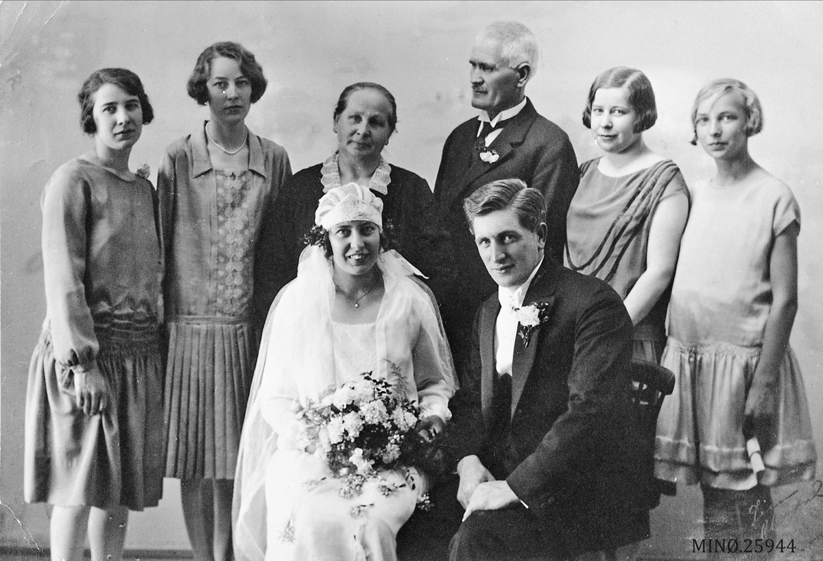 Gruppebilde, bryllup. Bryllupet til Frida og Harald Jenssen. Frida var født i Hurum ved Oslo i 1902, og Harald vr født i 1900. bak brudeparet står foreldrene til Harald, Kjerstina f. Reitan i Ålen (1876) og Per født i Ytre Rendal i 1874. 