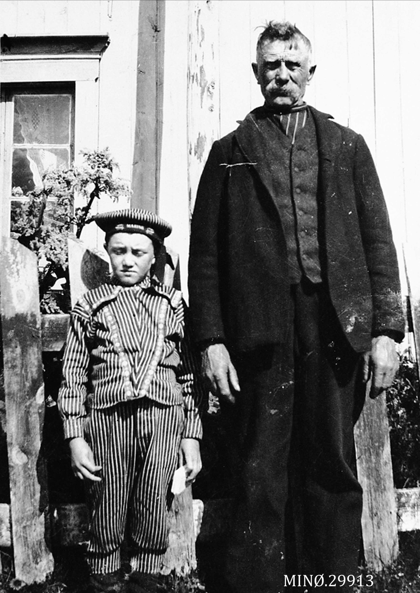 Thomas Sørgård (1858-1928) med barnebarnet Kristoffer Sørgård; (se også andre opplysninger under referanser) 