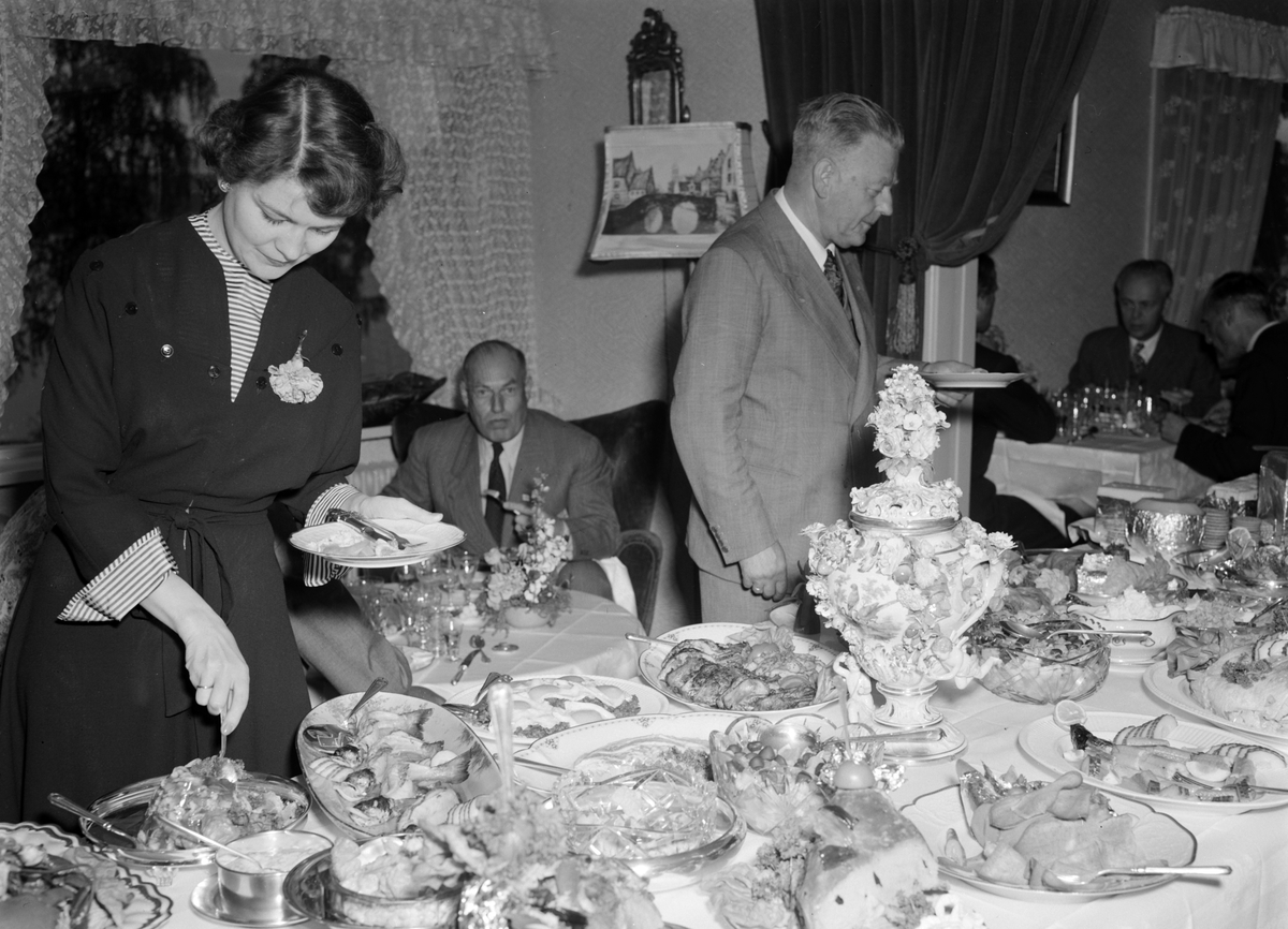Emil Nordby, Sandvika. Lunsjbord, koldtbord, interiør. 11. 06. 1949. Ukjente gjester forsyner seg av maten. 