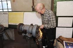 Smeden Oddbjørn Knudsen (f. 1935) foretar avsluttende slipin