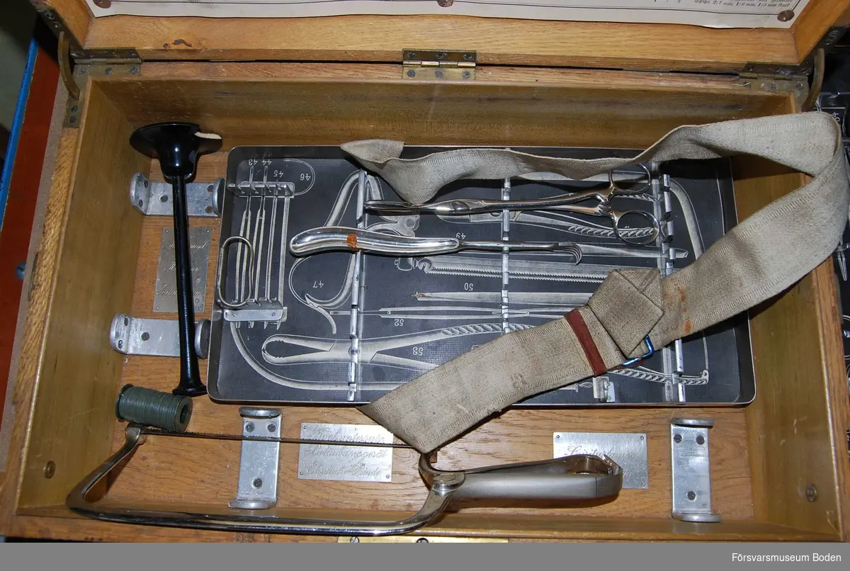 Tysk läkarkista för operationer i fält, "Truppenbesteck". Med avbildningar av instrumenten i botten på trågen. De flesta instrumenten saknas.