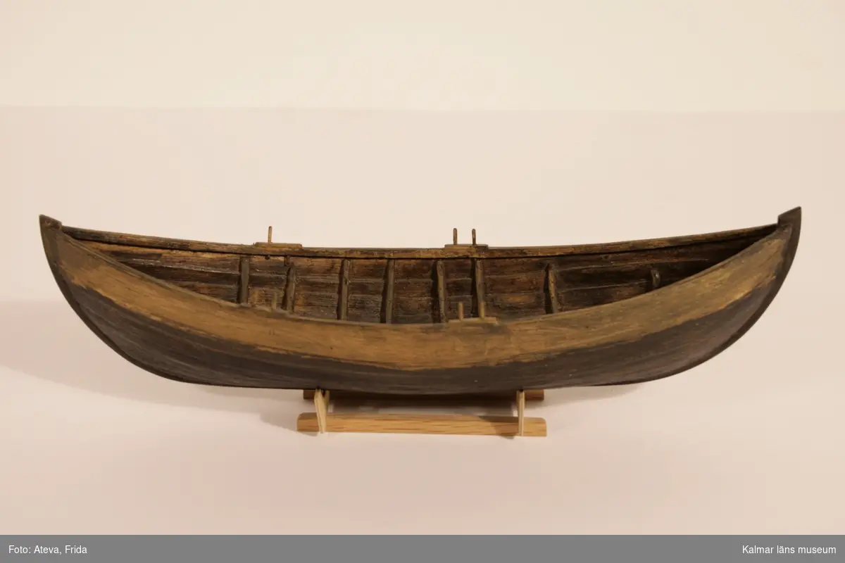 KLM 32554:4 Båtmodell. Modell av medeltidsbåt från Slottsfjärden, fynd nr VII. Modellen tillverkad av Hilding Eriksson, Kalmar läns museum. Fynd nr VII liten roddbåt, datering 1500-tal? Originalet längd ca 6 m.
