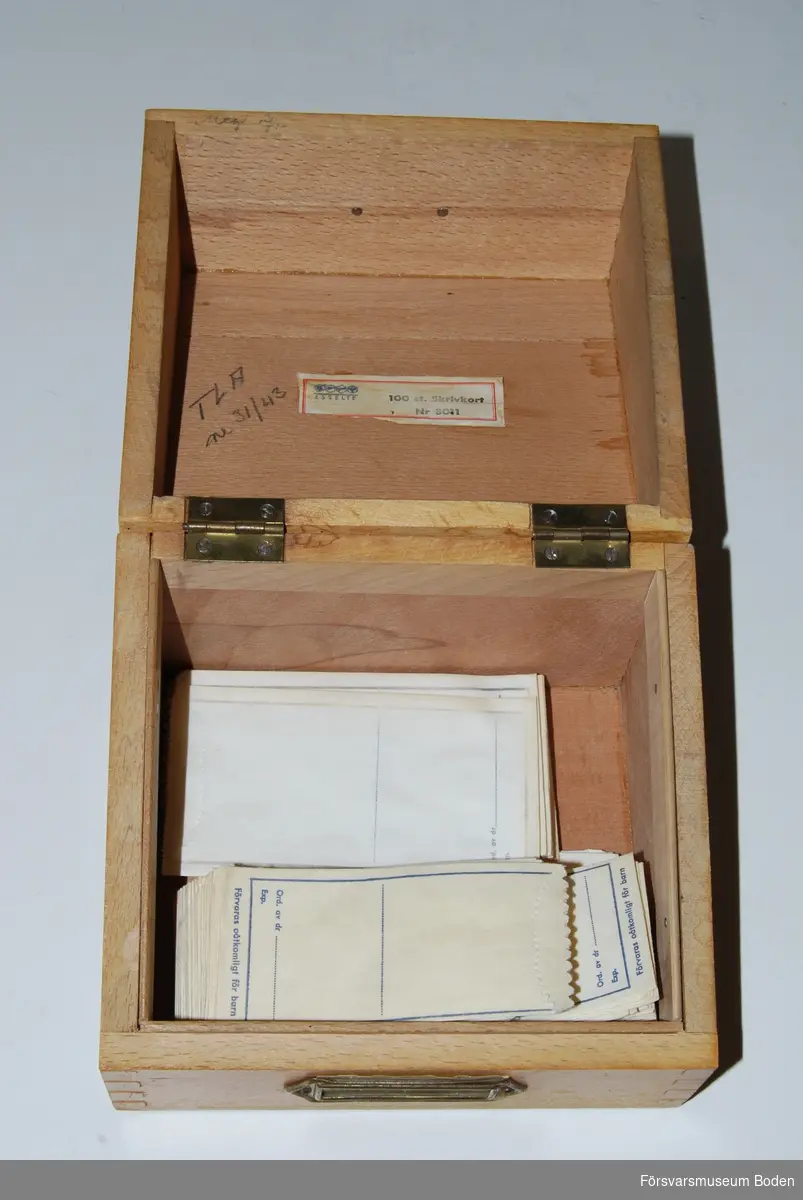 Papperspåsar i två storlekar; 5.5 x 10.5 samt 4.3 x 9 cm. Plats för den ordinerande doktorns namn och expedieringsdatum längst ner på varje påse. Lådan har enligt etiketten tidigare innehållit registerkort för Riksförsäkringsfall 1941-1944.