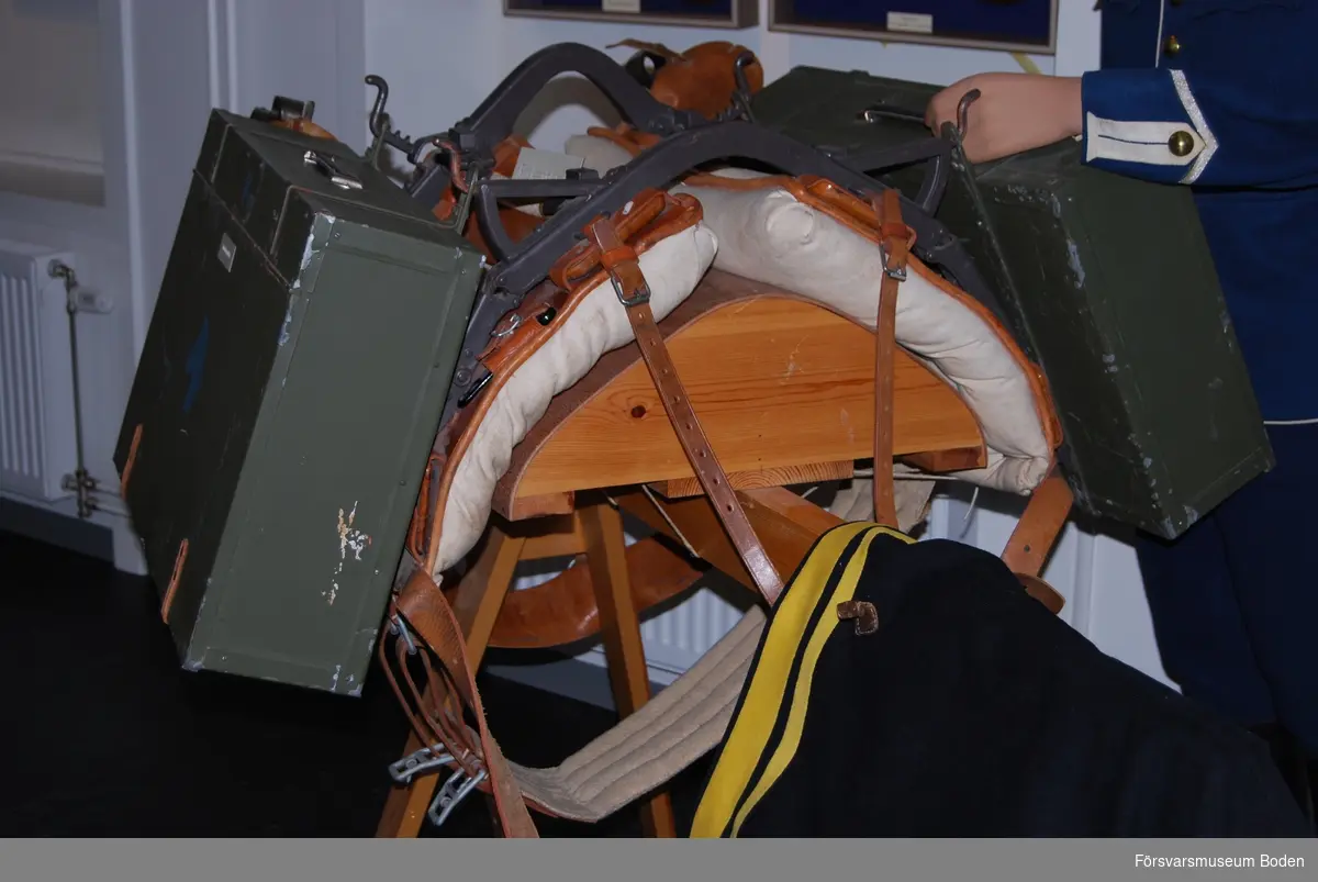 Veterinärpacklådor (för häst) samt läderfodral med verktyg är monterade på packsadeln.