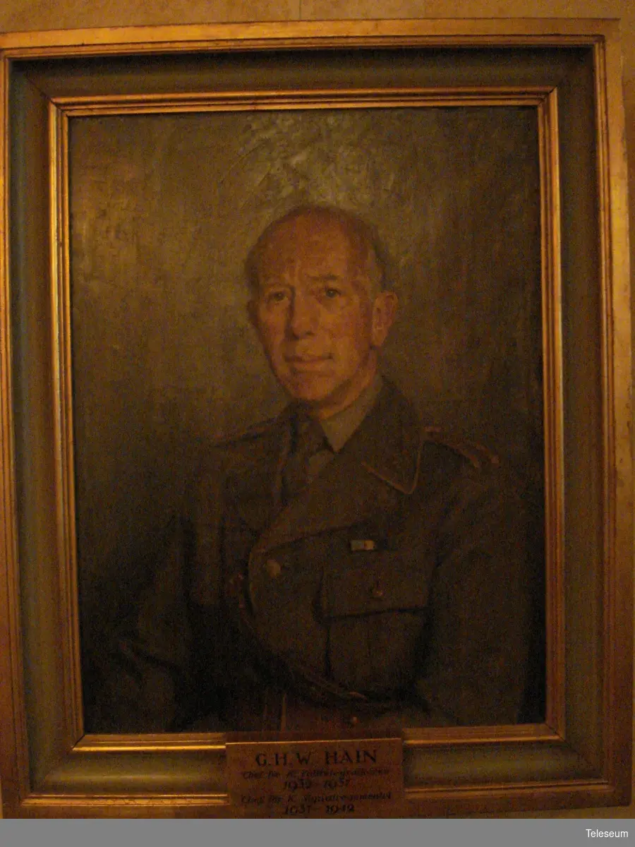 Olja på duk, förgylld ram. Porträtt föreställande G.H.W. Hain.  Chef för K. Fälttelegrafkåren 1932-1937. Chef för K. Signalregementet 1937-1942.
