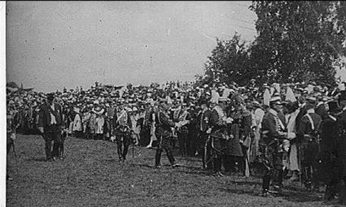 Invigningen av regementets minnessten på Sanna hed den 1 Augusti 1920. Sedan HKH mottagit skvadronen hälsade han gäster och åskådare.