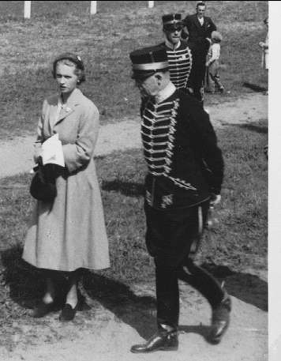 1933 - 1951. Ryttartävlingarna i Skövde 1951. Prinsessan Sibylla och överste Bergenstråhle. I bakgrunden ryttmästare Claes von Essen.