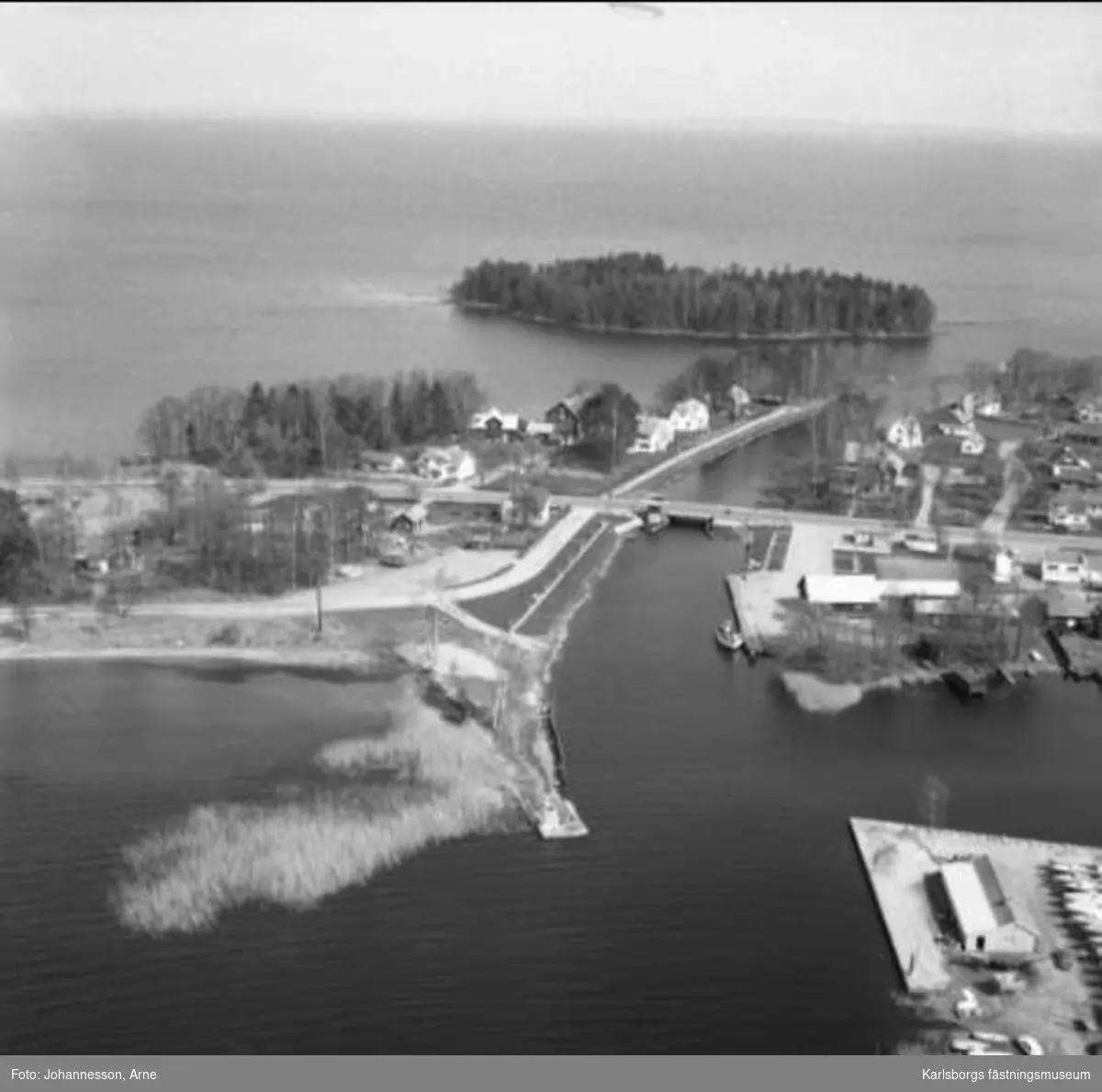Karlsborg, flygfoto. Del av bebyggelse runt kanalen och kanalholmen. Lindön syns i bakgrunden. Fotot taget från helikopter av flottiljfotograf Arne Johannesson F 6, år 1973.