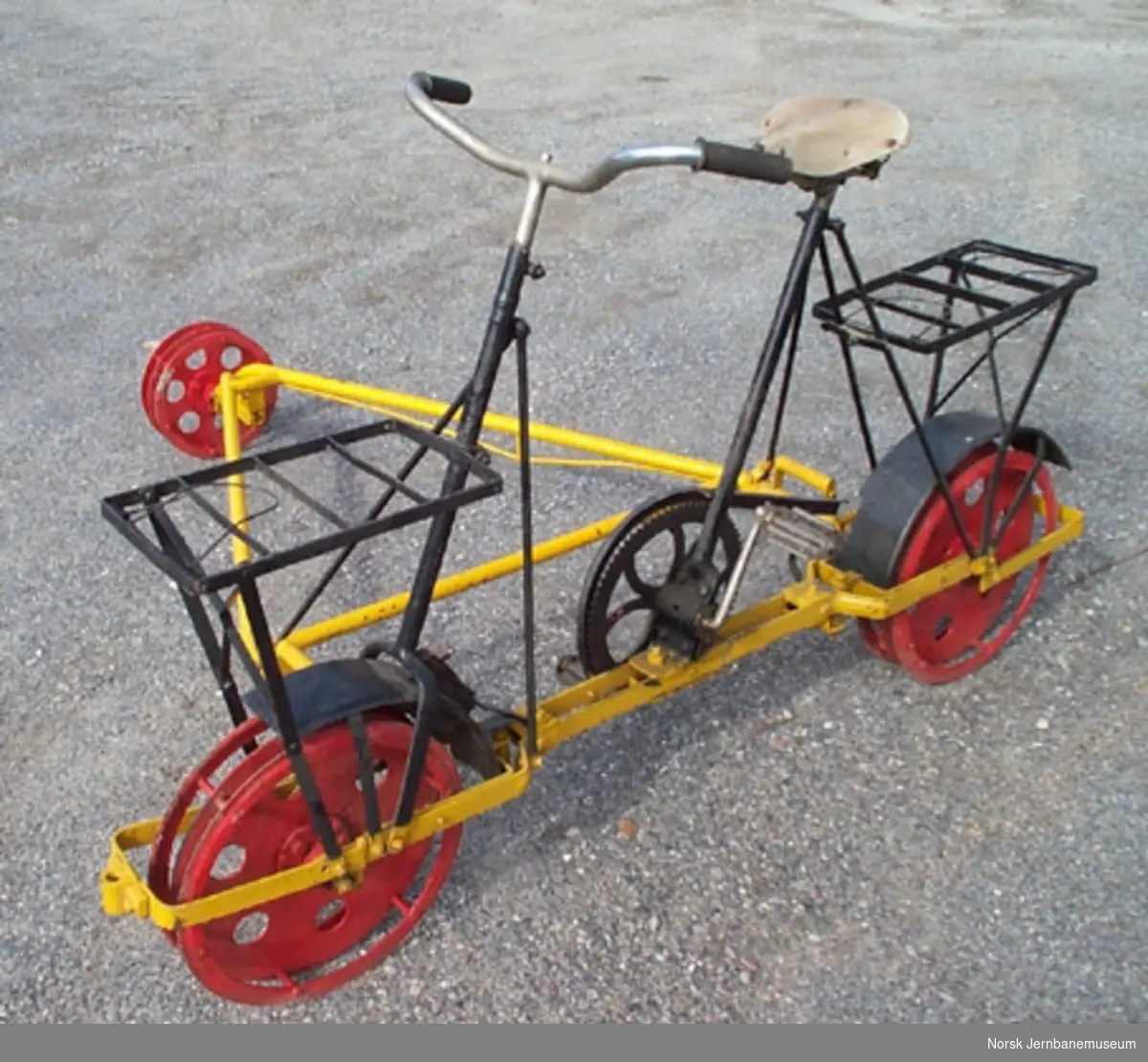 Inspeksjonstralle for normalspor : sykkeldresin med leddet stålramme og lamellhjul