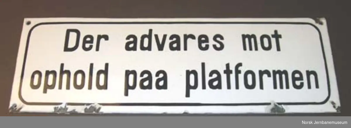 Skilt "Der advares mot ophold paa platformen"