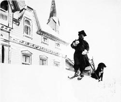 Postkort, postmann på ski med hund venter utenfor Amtmannsgå