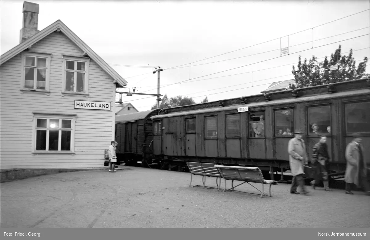 Haukeland stasjon med persontog i spor 1