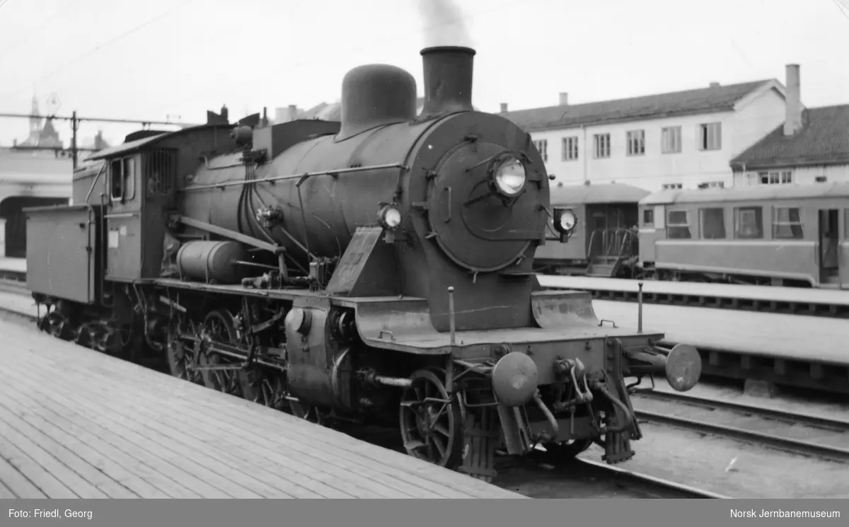 Damplokomotiv type 24c nr. 405 på Oslo Ø