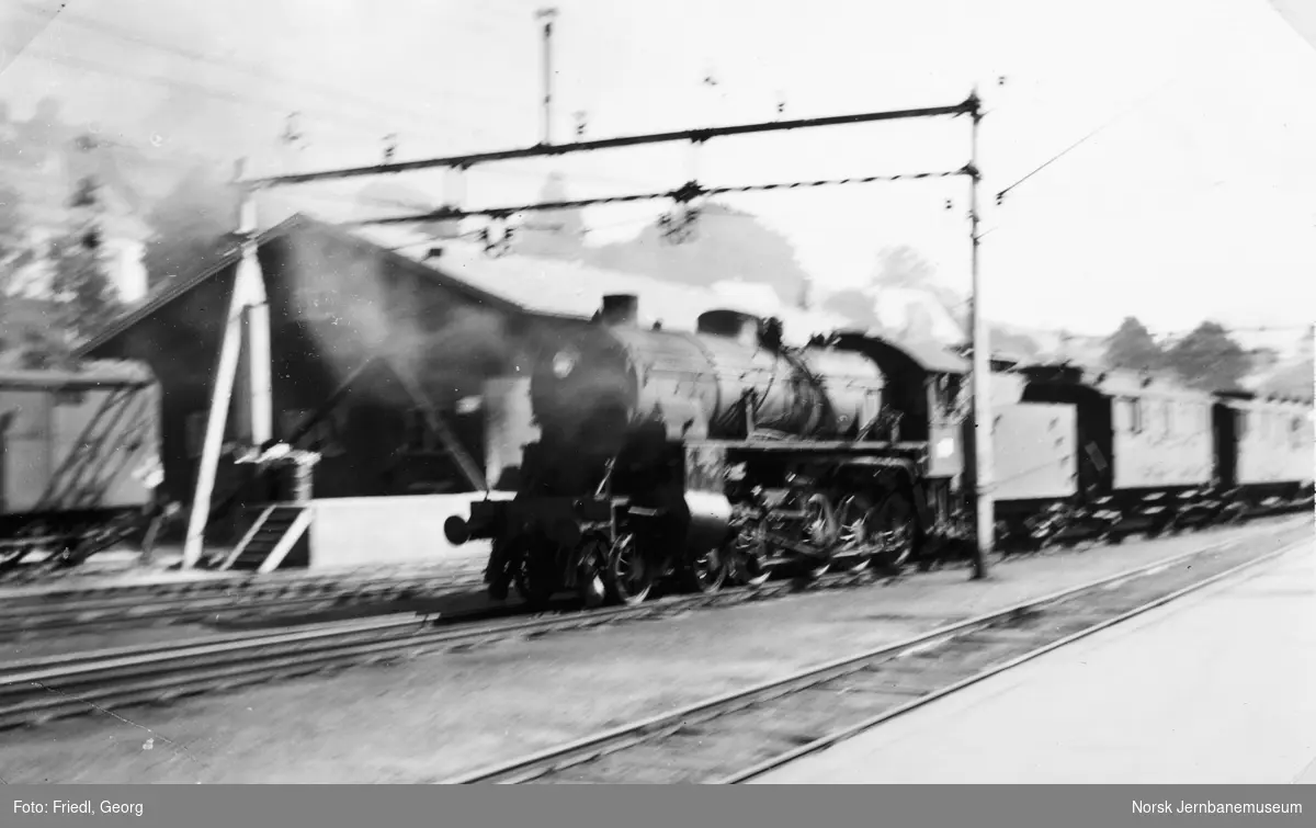 Damplokomotiv type 31b nr. 400 ankommer Voss stasjon med persontog fra Mjølfjell