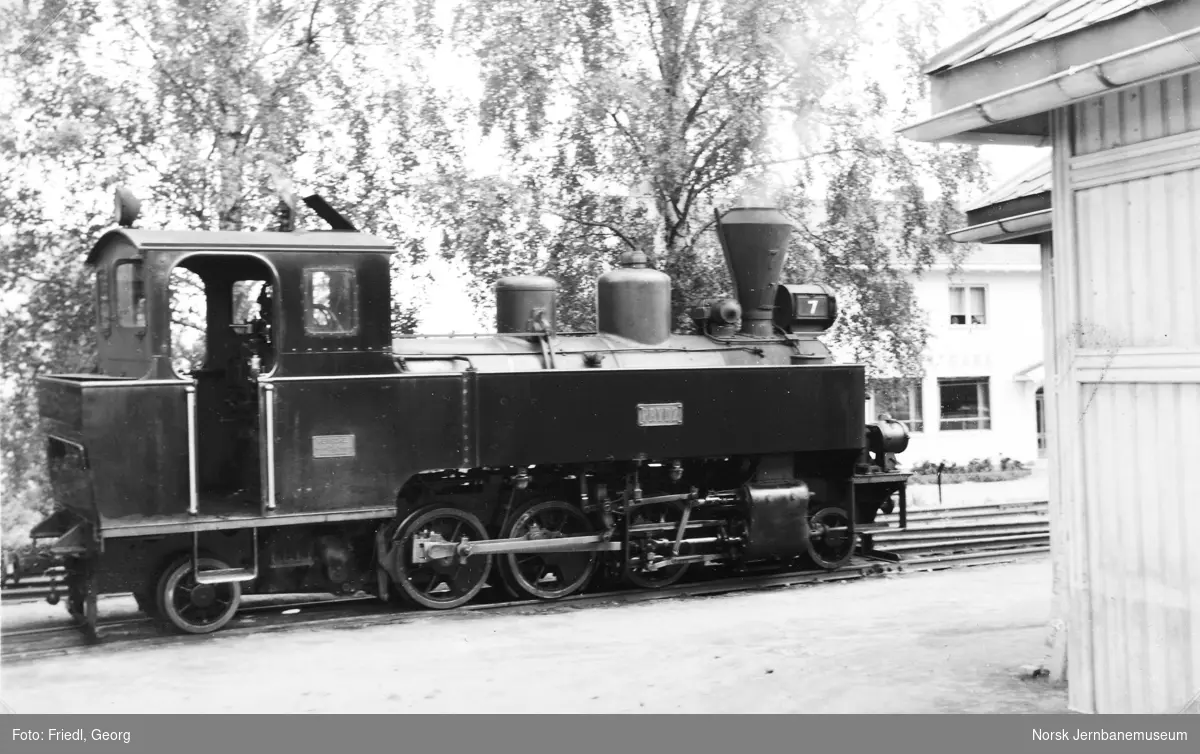 Damplokomotiv type XXIXb nr. 7 "Prydz" på Sørumsand stasjon