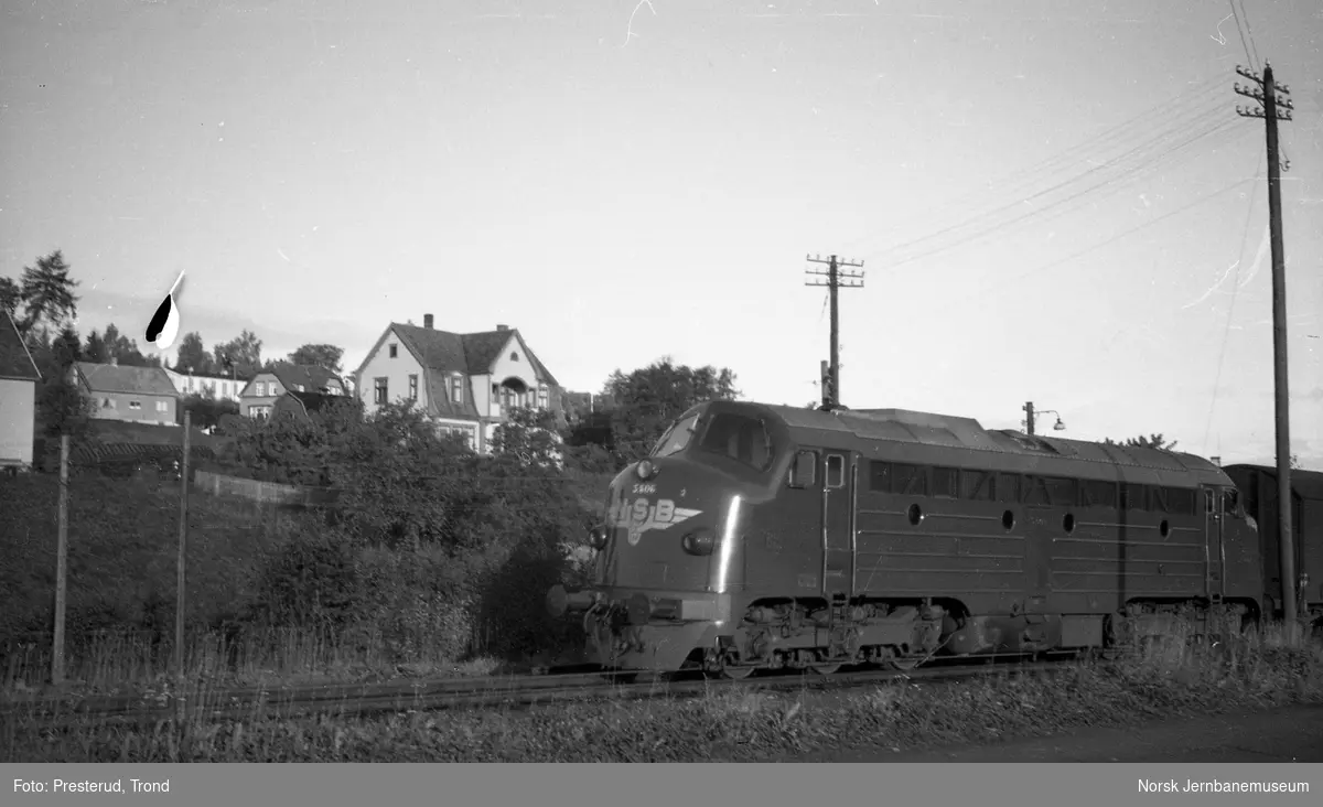 Diesellokomotiv type Di 3 nr. 606 med godstog ved Stavne