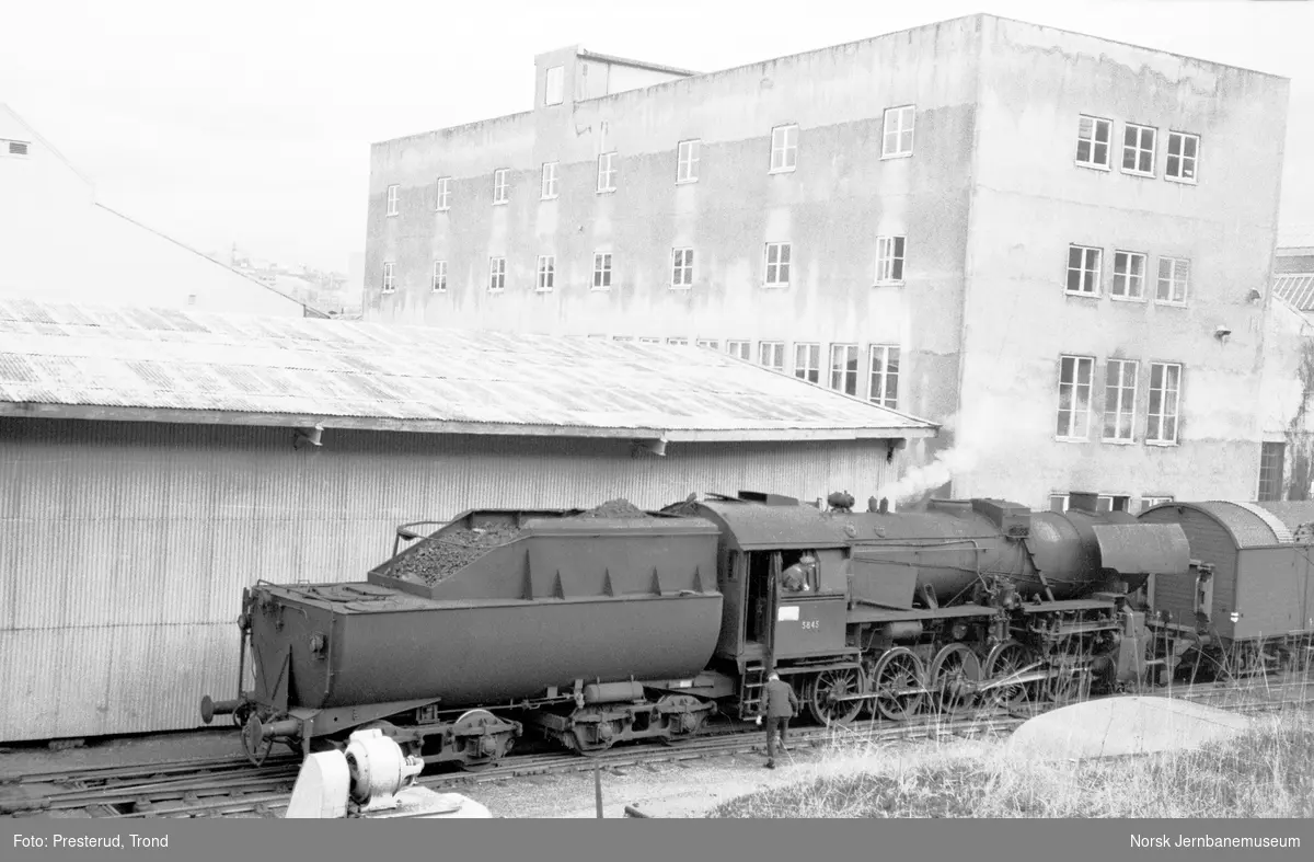 Damplokomotiv type 63a nr. 5845 skifter på Marienborg