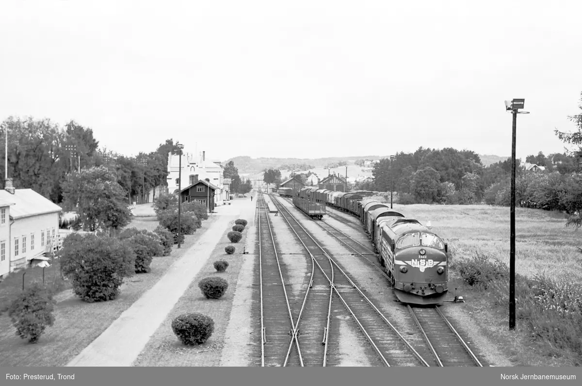 Levanger stasjon, hvor diesellokomotiv type Di 3 nr. 622 skifter med sørgående godstog