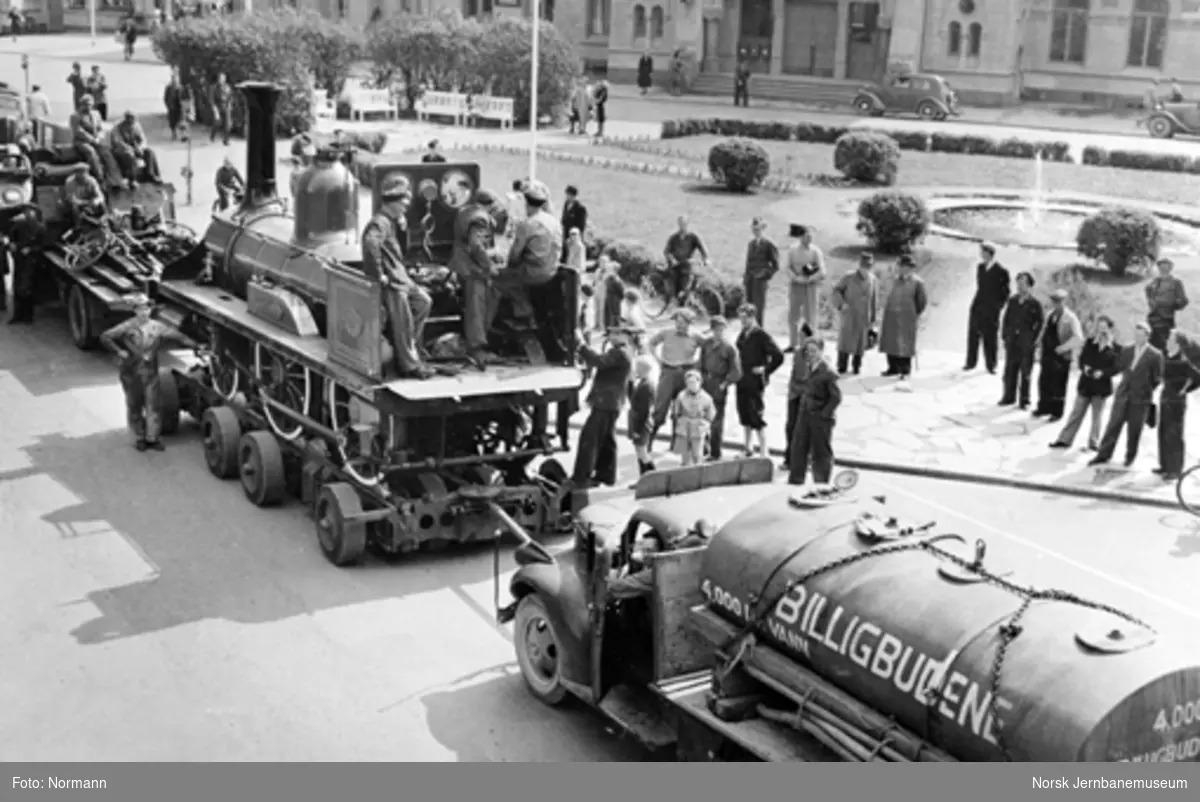 Damplokomotiv type 2a nr. 16 transporteres med lastebiler og spesialhenger fra Disen til jernbanen